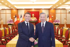 Party General Secretary To Lam (R) receives French President Emmanuel Macron in Hanoi on May 26. (Photo: VNA)
