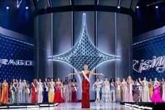 Yolina Lindquist, the representative of the US, is crowned Miss Cosmo 2025. (Photo published by VNA)