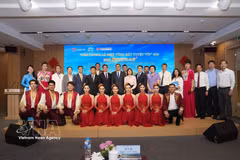 Participants in the tourism promotion programme introducing the cultural and travel potential of the Xinjiang Uyghur Autonomous Region. (Photo: VNA)