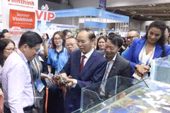 Deputy Minister of Agriculture and Environment Phung Duc Tien and delegates visit a booth at the VINAFIS EXPO 2026. (Photo: VNA)