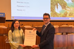 Ambassador Nguyen Thi Van Anh (L), Permanent Representative of Vietnam to UNESCO, receives the Certificate of Re-recognition for the Non Nuoc Cao Bang Global Geopark. (Photo: VNA)