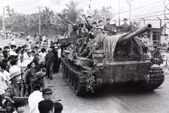 Liberation army tanks enter Nha Trang city, Khanh Hoa province on April 2, 1975. (Photo: VNA)