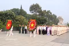 A delegation led by Politburo member and Secretary of the municipal Party Committee Tran Luu Quang visits the Ho Chi Minh City Martyrs’ Cemetery. (Photo: VNA)