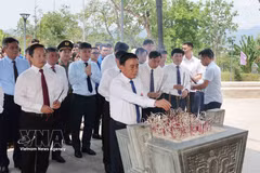 Politburo member and Permanent member of the Party Central Committee’s Secretariat Tran Cam Tu leads a high-ranking delegation to pay tribute to fallen heroes in Dien Bien province on April 28. (Photo: VNA)