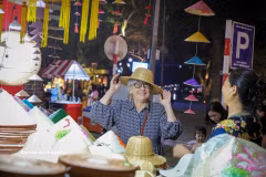 A foreigner is drawn to Vietnam's traditional products at the Hanoi Tourism Gift Festival 2025. (Photo: VNA)