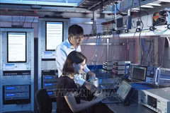 Dr. Tran Dang Bao An with a colleague at the UK’s National Physical Laboratory. (Photo: VNA)
