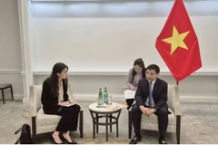 Minister of Finance Nguyen Van Thang (R) meets with Robin Colwell, Senior Vice President for Global Government Affairs at Intel in Washington D.C. (Photo: mof.gov.vn)