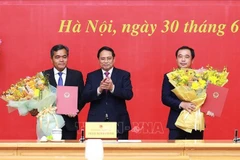 PM Pham Minh Chinh presents his decisions appointing two provincial Party secretaries to deputy-ministerial level positions, at a conference on June 30. (Photo: VNA)