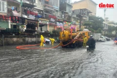 Workers of the Hanoi Sewerage and Drainage One Member Limited Liability Company are working in a street in Hanoi. (Photo: VNA)