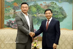 Deputy Prime Minister Nguyen Van Thang (right) receives Ben Zhou, co-founder and CEO of Bybit, in Hanoi on June 4. (Photo: VNA)