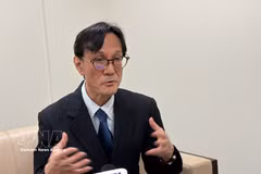 Professor Shimizu Masaaki of the University of Osaka talks to the Vietnam News Agency. (Photo: VNA)