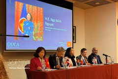 Vietnamese Ambassador to Argentina Ngo Minh Nguyet (first, left) speaks about Vietnam's foreign policy at the Catholic University of Argentina (UCA) (Photo: VNA)