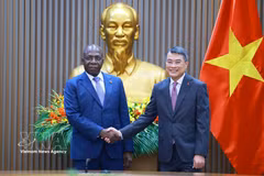 Prime Minister Le Minh Hung (R) and Angolan Minister of External Relations Téte António. (Photo: VNA)