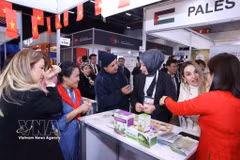 Delegates visit booths of Vietnamese cooperatives and enterprises at Halal Expo 2025. (Photo: VNA)