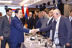 National Assembly Chairman Tran Thanh Man (L) meets with representatives of Armenian and Vietnamese firms attending the Vietnam - Armenia Business Forum in Yerevan on April 2. (Photo: VNA)