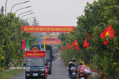 Mobile loudspeaker vehicles and banners used to promote the upcoming election in Vinh Vien commune, Can Tho city. (Photo: VNA)