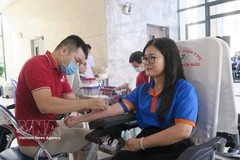 A young volunteer donates blood during the 2026 Red Sunday programme. (Photo: VNA)