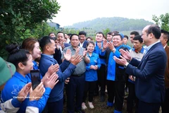 Prime Minister Pham Minh Chinh visits a macadamia cultivation model in Huoi Tao B village, Pu Nhi commune, Dien Bien province on March 8. (Photo: VNA)