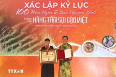 The Vietnam Records Organisation (VietKings) presents a certificate recognising the record for 100 dishes made from rice noodles. (Photo: VNA)