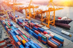 Modern, synchronous logistics infrastructure helps promote cross-border e-commerce development. (Photo: hanoimoi.vn)