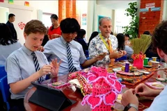 ISB students learn about Vietnamese traditional hand embroidery at the event. (Photo: VNA)