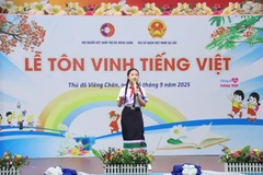 A student from Nguyen Du Lao-Vietnamese bilingual school participates in a story-telling competition in Vietnamese with the theme "Vinh Moc Tunnel - Quang Tri, where life is immortal" (Photo: VNA)