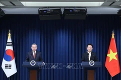 Party General Secretary To Lam (L) and RoK President Lee Jae Myung in their joint press conference. (Photo: VNA)