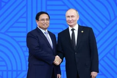 Russian President Vladimir Putin (R), BRICS Chair in 2024, welcomes Vietnamese Prime Minister Pham Minh Chinh. (Photo: VNA)