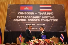 Cambodian Deputy Prime Minister and Minister of National Defence Tea Seiha (L) and Thailand’s Acting Minister of Defence Gen. Nattaphon Nakphanit. (Photo: Khaosod)
