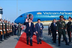 Prime Minister Pham Minh Chinh arrives at the Wattay International Airport in Vientiane on the morning of January 9 (Photo: VNA)