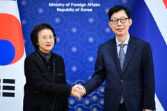 RoK’s First Vice Foreign Minister Park Yoon-joo (right) and Thailand's permanent secretary for foreign affairs Eksiri Pintaruchi at their meeting in Seoul on November 26 (Photo: Yonhap)