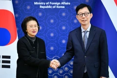 RoK’s First Vice Foreign Minister Park Yoon-joo (right) and Thailand's permanent secretary for foreign affairs Eksiri Pintaruchi at their meeting in Seoul on November 26 (Photo: Yonhap)