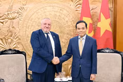 Head of the Party Central Committee's Commission for Policies and Strategies Tran Luu Quang (R) and President of the Hungarian Socialist Party Komjáthi Imre. (Photo: VNA)