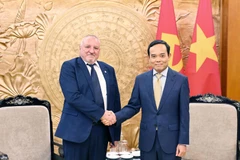 Head of the Party Central Committee's Commission for Policies and Strategies Tran Luu Quang (R) and President of the Hungarian Socialist Party Komjáthi Imre. (Photo: VNA)