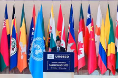 Deputy Minister of Foreign Affairs Ngo Le Van delivers a policy speech at the plenary session of the 43rd session of the UNESCO General Conference. (Photo: VNA)