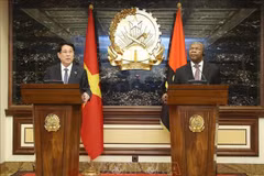 Vietnamese State President Luong Cuong (L) and Angolan President João Manuel Gonçalves Lourenço meet with the press to announce the outcomes of their talks. (Photo: VNA)
