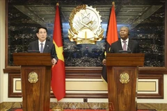 Vietnamese State President Luong Cuong (L) and Angolan President João Manuel Gonçalves Lourenço meet with the press to announce the outcomes of their talks. (Photo: VNA)