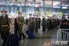 The Russian military delegation taking part in Vietnam's grand military parade on September 2 arrived at Noi Bai International Airport, Hanoi, on August 20. (Photo from People's Army newspaper)