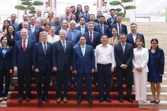 PM Pham Minh Chinh (centre, front row) and the USABC delegation. (Photo: VNA)