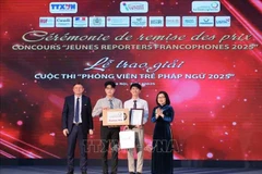 The first prize is awarded to Nguyen Vu Linh and Trinh Duc Anh from the Foreign Trade University for their piece “La Silhouette du Son: du sensible à l’humain” (The shape of sound: from sensibility to humanity). (Photo: VNA)