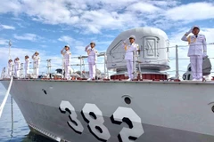 Practicing the salute maneuver at sea. (Photo: Vietnam People’s Navy)