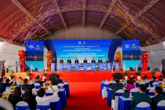 Delegates press the button to officially launch the project. (Photo: Sun Group)