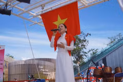 A Vietnamese singer performs at World EXPO 2025 Osaka. (Photo: VietnamPlus)