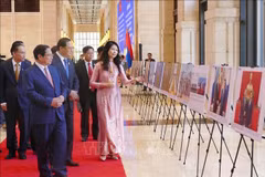 Vietnamese Prime Minister Pham Minh Chinh and his Lao counterpart Sonexay Siphandone tour the display (Photo: VNA)