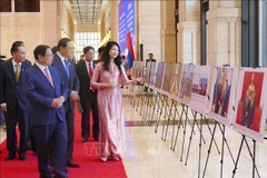Vietnamese Prime Minister Pham Minh Chinh and his Lao counterpart Sonexay Siphandone tour the display (Photo: VNA)