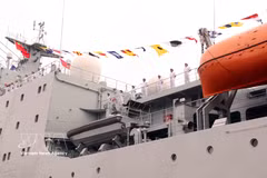 The training ship Qi Jjiguang (Hull 83) arrives in Ho Chi Minh City on July 5 for a five-day goodwill visit. (Photo: VNA)