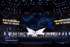 A highlight of the opening ceremony is the Bell of Peace Wishes ceremony, a solemn and moving moment expressing hopes for a peaceful, united and sustainably developing world (Photo: VNA)