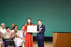 Le Thuong, President of the Vietnamese Association in Japan's Kansai region, is presented with the Global Citizen Community Award by the International Friendship Promotion Association (IHA) in Osaka on July 5 (Photo: VNA)