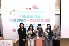 First-prize winners of the writing contest featuring Vietnamese students in the Republic of Korea. (Photo: VNA)