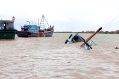 Rescure forces bring all crew members on a watercraft that was capsized to shore safely on the Chanh River, Quang Yen ward, Quang Ninh province. (Photo: VNA)